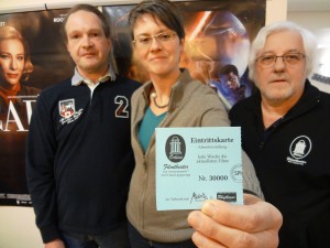 Odins feiert: Die Kiniokarte mit der laufenden Nummer 30.000 zeigt Claudia Lippe aus Schlangen. Ottokar Fischer gratulierte der Besucherin zusammen mit ihrem Mann Andreas Volkmer.